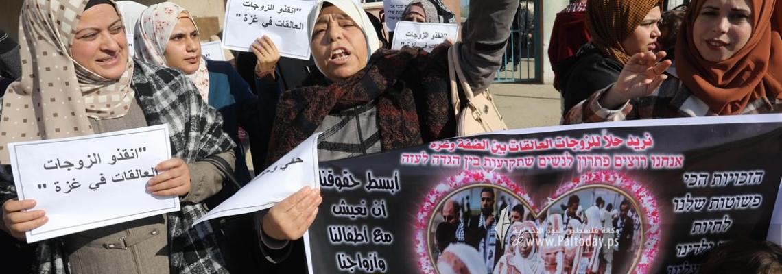 بالصور: وقفة قرب حاجز ايرز شمال القطاع لمطالبة الشؤون المدنية بلم شمل الزوجات وأطفالهن بأزواجهم في الضفة