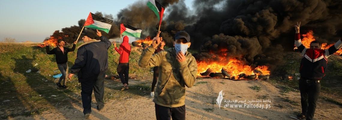 بالصور : فلسطينيون يشعلون الإطارات قرب الحدود الشرقية لقطاع غزة تنديدًا بالعدوان الإسرائيلي على جنين