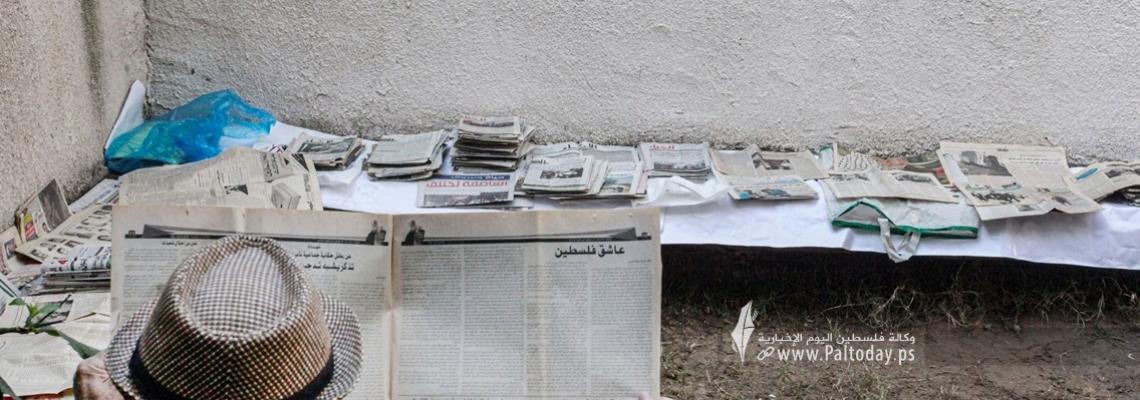 بالصور: الفلسطيني طلال طه يشتهر بتجميع الصحف الفلسطينية منذ نهاية ستينات القرن الماضي