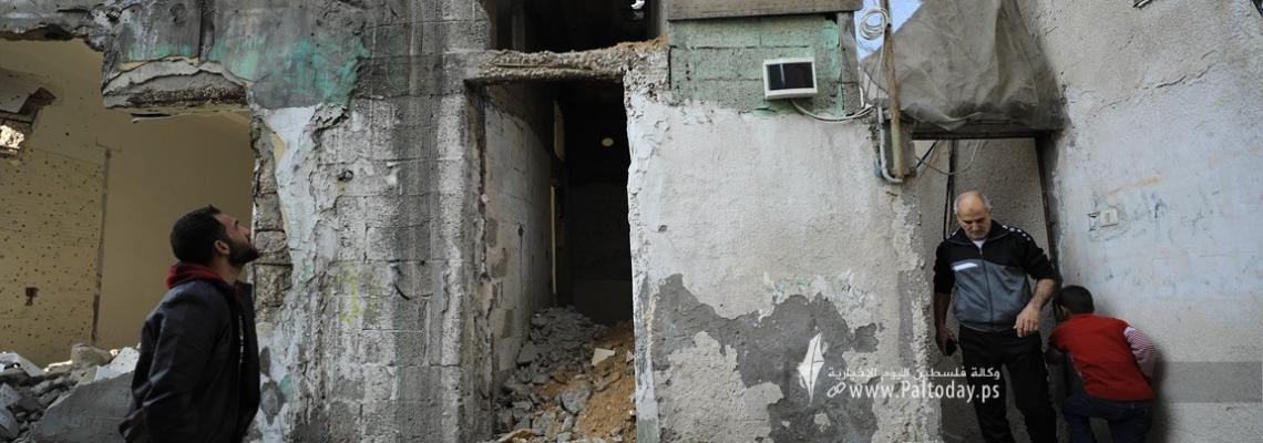 بالصور :إزالة بعض المنازل ضمن الخطة الحكومية لحل مشكلة منطقة عنق الزجاجة بمخيم الشاطئ