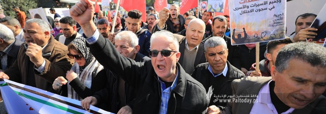 بالصور :مسيرة حاشدة في غزة أمام الصليب الأحمر مساندة للحركة الاسيرة في مواجهة اجراءات "بن غفير"