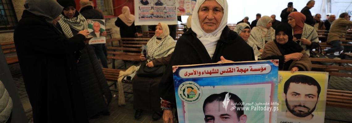 بالصور : اعتصام اهالى الأسرى الأسبوعي أمام مقر الصليب الأحمر بغزة