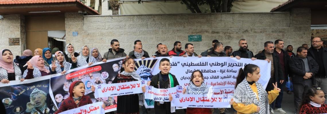 بالصور :اعتصام اهالى الأسرى الأسبوعي أمام مقر الصليب الأحمر بغزة