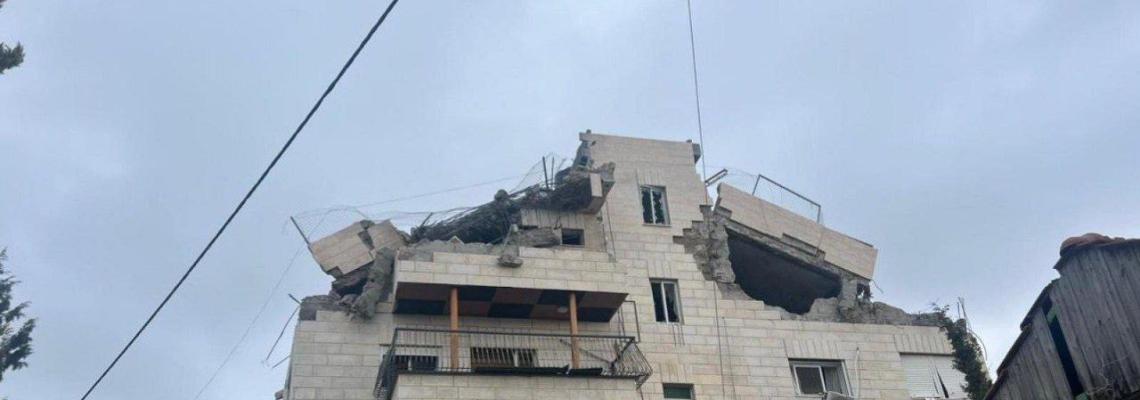بالصور: من محيط منزل الشهيد محمد الجعبري بالخليل بعد أن فجرته قوات الاحتلال صباح اليوم