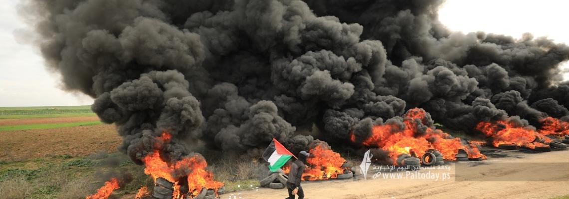 بالصور: شبان يشعلون الإطارات المطاطية على حدود شمال قطاع غزة تنديدًا بمجزرة نابلس