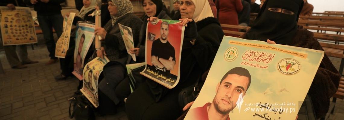 بالصور: اعتصام أهالي الأسرى ووقفة تضامنية أمام مقر الصليب الأحمر بغزة