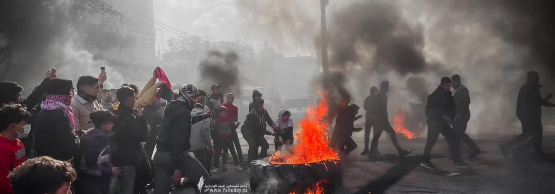 بالصور :هبة جماهيرية غاضبة في كل أنحاء مدينة بيت لاهيا وإضراب شامل في كل مناحي الحياة رفضا للقرار الحكومي بإقتطاع جزء من أراضي بيت لاهيا