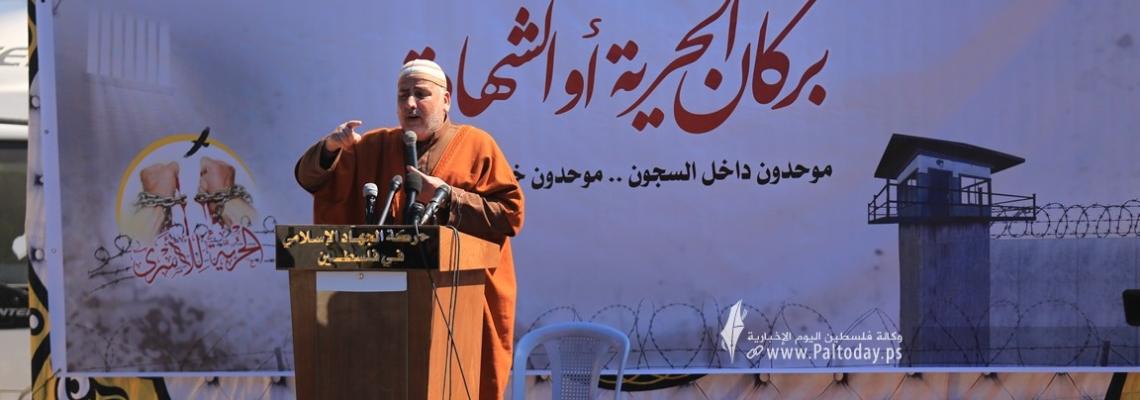 بالصور : خطبة و صلاة جمعة أمام مقر الصليب الأحمر بغزة تضامناً مع الأسرى