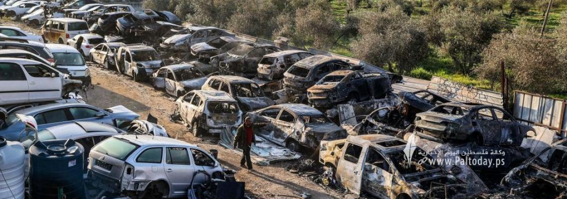 بالصور:  آثار اعتداءات المستوطنين على الفلسطينيين وممتلكاتهم في مدينة نابلس الليلة الماضية