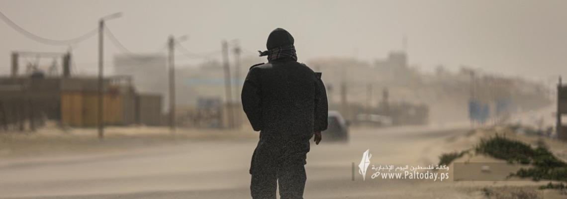 بالصور :  رياح رملية مع بدء دخول المنخفض الجوى على ساحل قطاع غزة