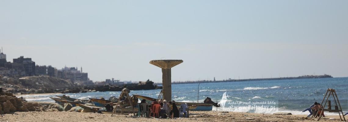 بالصور: رغم التحذيرات من الاقتراب من البحر ..غزيون يستمتعون ببحر غزة في ظل الأجواء الدافئة