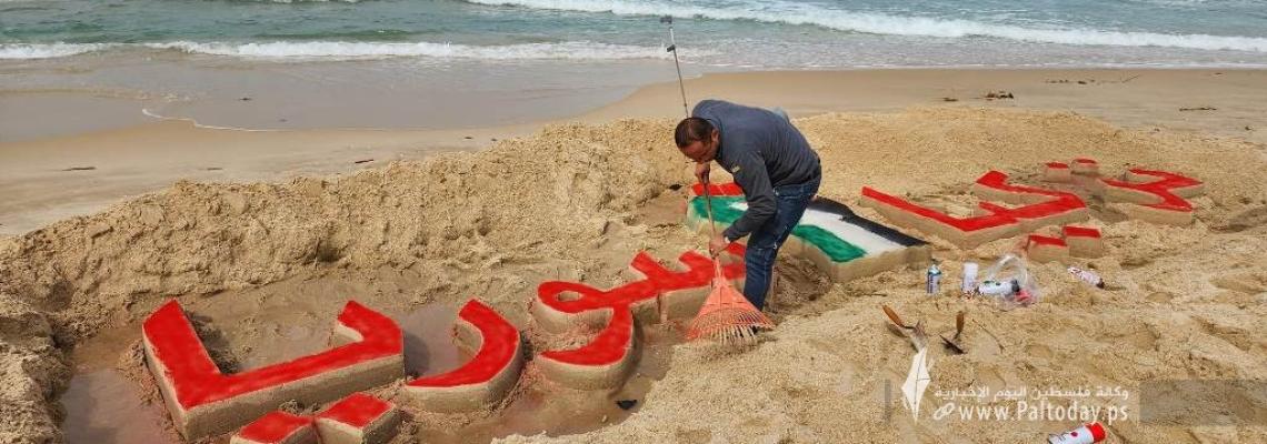 بالصور : الفنان محمد طوطح يخط على رمال شاطئ بحر غزة أسماء دولتي تركيا وسوريا تضامنًا معهما بعد الزلزال المدمر