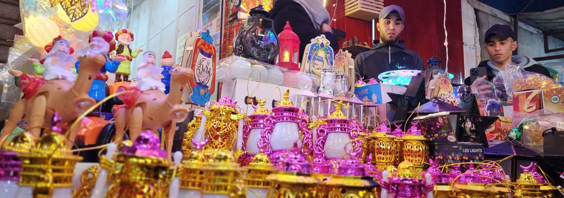 صور عدسة فلسطين اليوم ترصد أجواء رمضان في الأسواق الشعبية بغزة