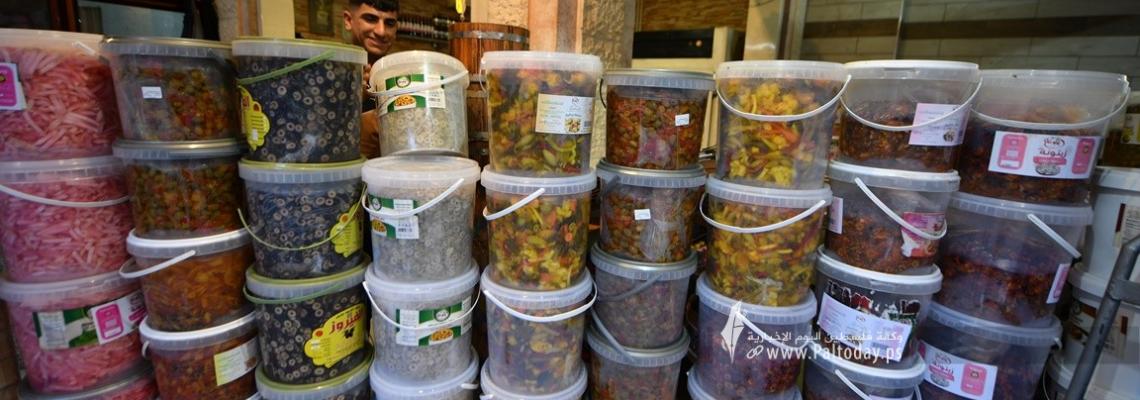 تجار المخللات بغزة يستعدون لإستقبال شهر رمضان