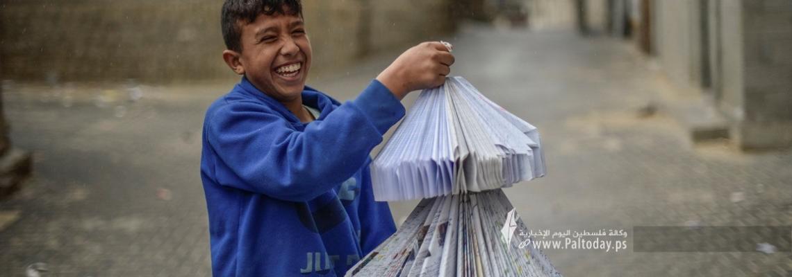 فوانيس البهجة.. أطفال غزة يصنعون الفرحة بأوراق الكتب البالية