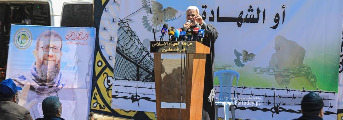 بالصور : صلاة الجمعة نصرةً للأسرى دعمًا للأسير القائد الشيخ خضر عدنان أمام مقر الصليب الأحمر.. غزة.