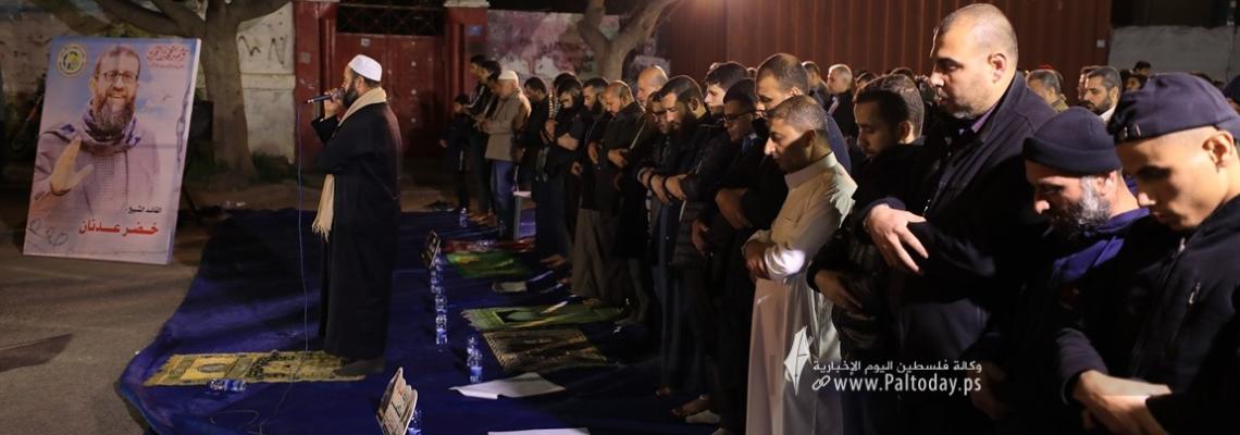 بالصور:"الجهاد" بغزة تقيم صلاة العشاء والتراويح امام مقر الصليب الاحمر تضامنا مع الشيخ المضرب عن الطعام خضر عدنان لليوم ٥١