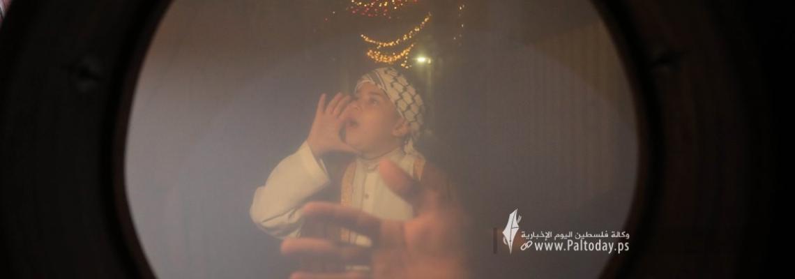 بالصور : المسحراتي يجوب الشوارع والأزقة والأحياء في فجر رابع أيام شهر رمضان المبارك