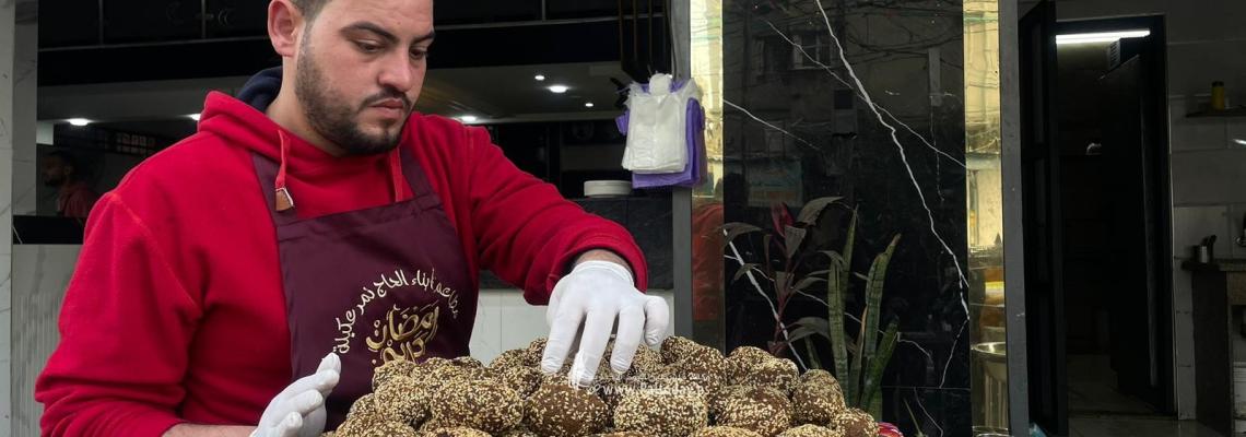 بالصور : فلافل رمضان الأكلة المفضلة على موائد الإفطار في غزة