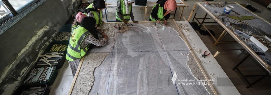 بالصور : فريق من اليافعين والحرفيين ينتج جداريات فسيفساء تحاكي التراث الفلسطيني في مدينة خانيونس