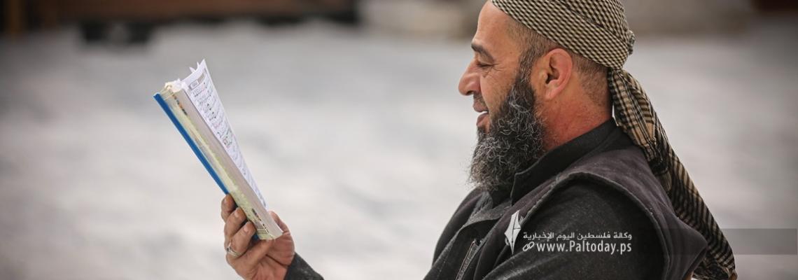 بالصور: بدء حلقات القرآن الكريم في أول يوم لشهر رمضان في المسجد العمري