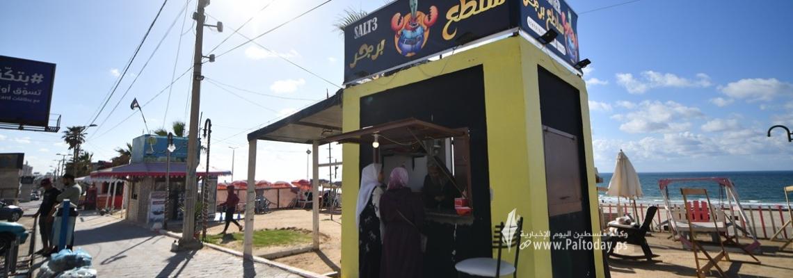 «سلطع برجر».. أول كشك لفتاة مخصص لبيع البرجر في غزة