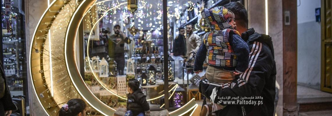 بالصور : أسواق غزة تتزين استعداداً لشهر رمضان المبارك