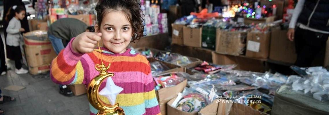 بالصور : فرحة أطفال غزة في قدوم شهر رمضان المبارك