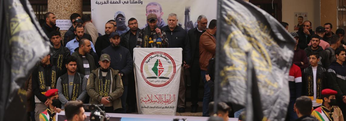 بالصور : الرابطة الاسلامية في جامعة الأزهر تنظم وقفة تضامن مع الأسير الشيخ خضر عدنان
