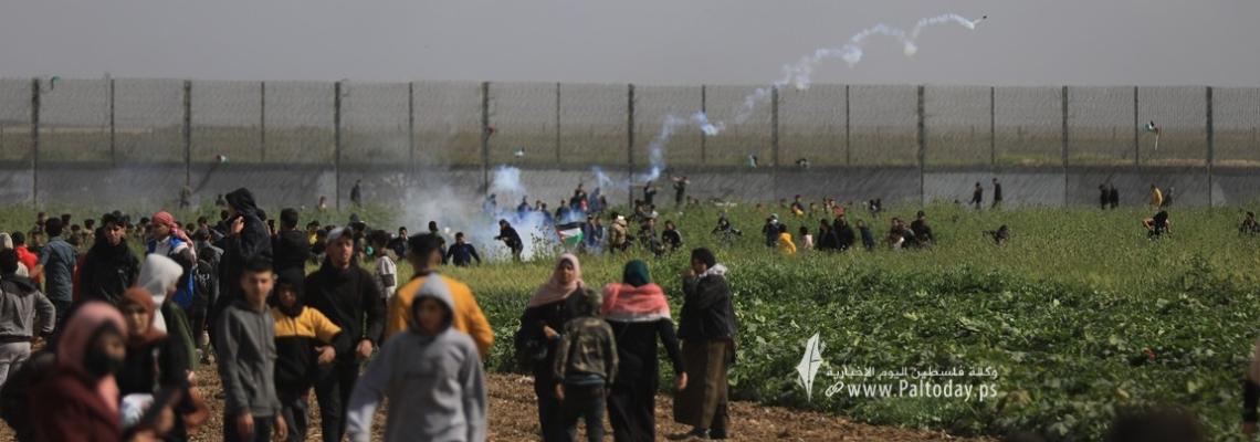 بالصور : الاحتلال يطلق قنابل الغاز تجاه المشاركين في المهرجان الجماهيري شرق غزة
