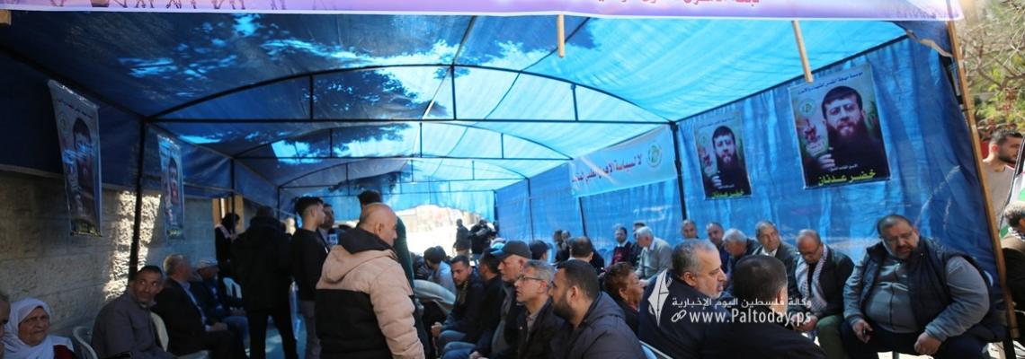 بالصور: خيمة تضامن مع الشيخ خضر عدنان امام مقر الصليب الأحمربمدينة غزة