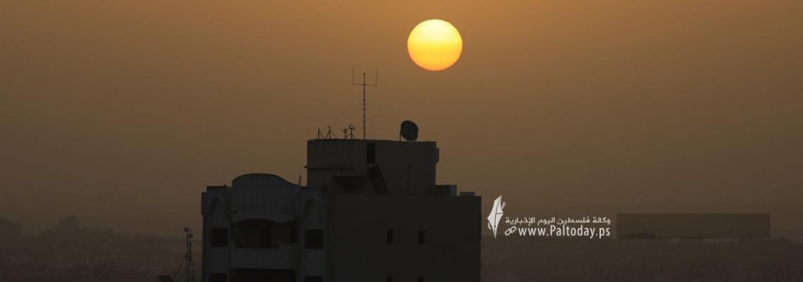 بالصور :  شروق الشمس على مدينة غزة بعد عدوان صهيونى على القطاع