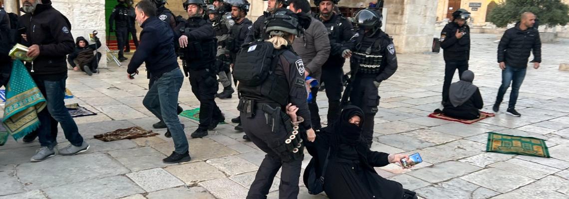 بالصور:  من المسجد الأقصى هذا الصباح.. اقتحامات للمستوطنين واعتداءات على الحرائر والمعتكفين