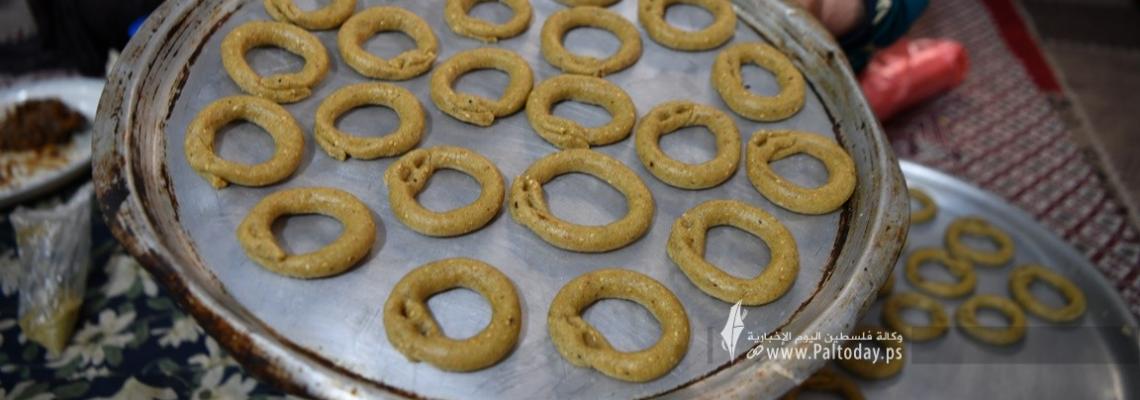 في ليلة العيد رائحة الكعك تفوح في بيوت غزة وشوارعها