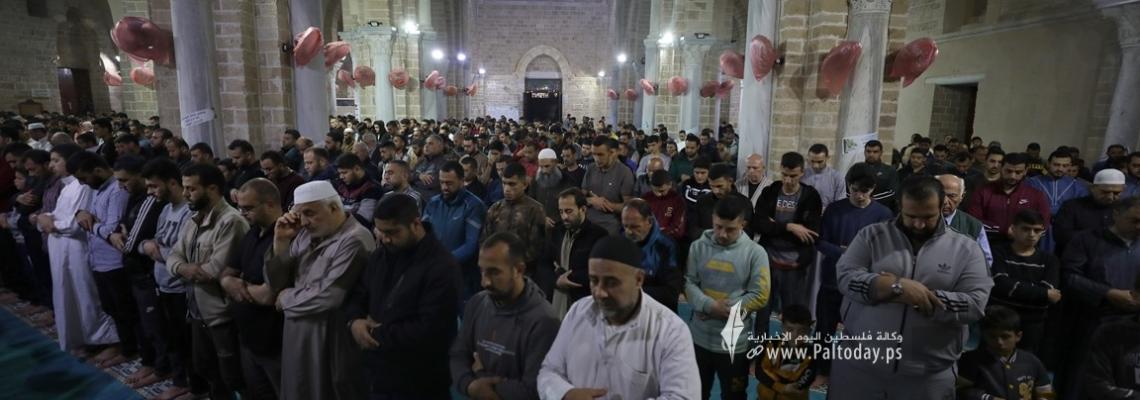 بالصور: غزة.. المسجد العُمَرِي يفيض بالمصلين في ليلة القدر