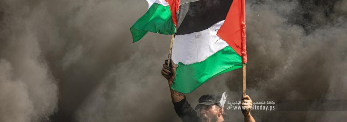بالصور: شبان يشعلون الاطارات في مخيم ملكة تنديداً بجرائم الاحتلال في الأقصى