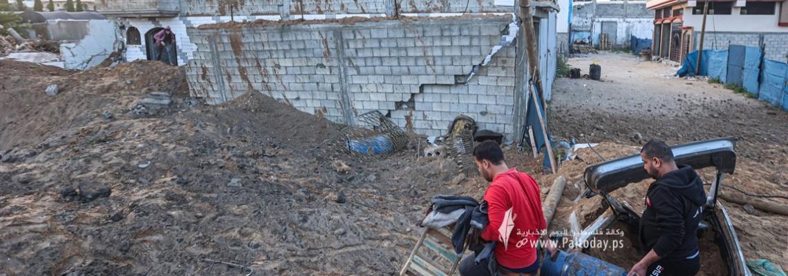 بالصور:  آثار الدمار الذي لحق بمنازل  وأراضى المواطنين جراء القصف الصهيونى على غزة فجر اليوم