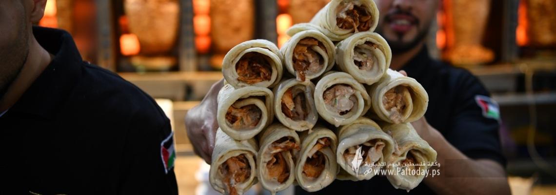 " الشاورما " من طقوس العيد فى غزة