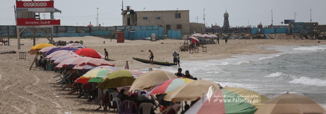 بالصور: المواطنون يقضون عطلة عيد الفطر السعيد في ثالث أيامه على شاطئ بحر غزة