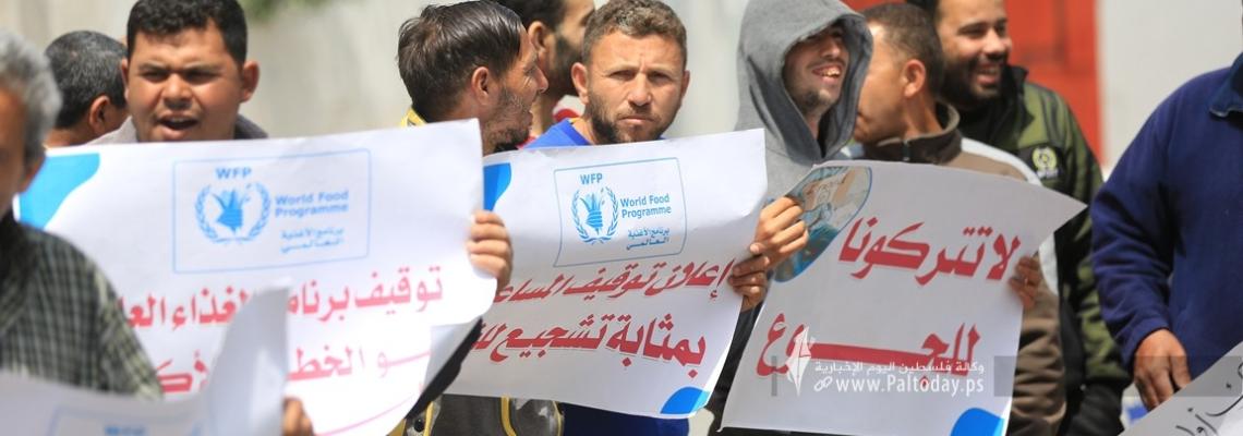 بالصور: مستفيدو برنامج الأغذية العالميWFP، ينظمون وقفة احتجاجية أمام مبنى الأمم المتحدة احتجاجا على توقف مشروع القسائم الشرائية.