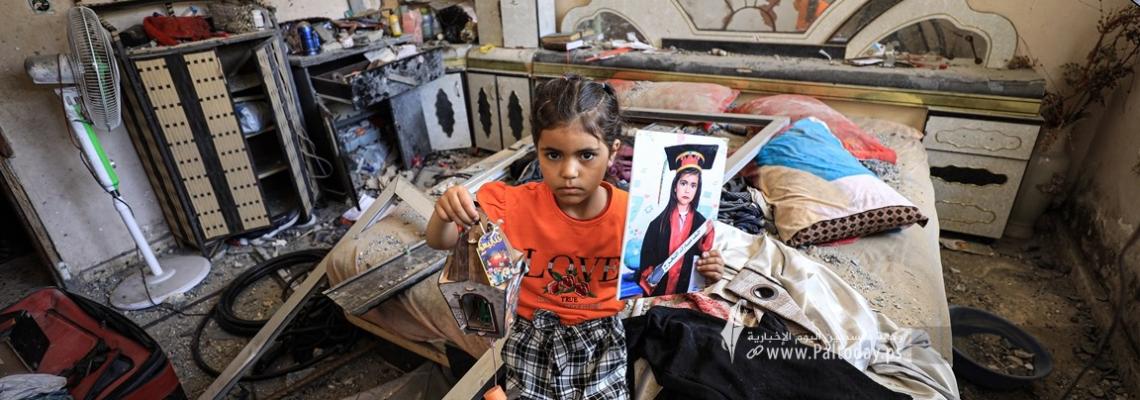 بالصور :عائلة المدهون تبحث في ركام منزلها عما تبقى من حاجياتها وألعاب أطفالها