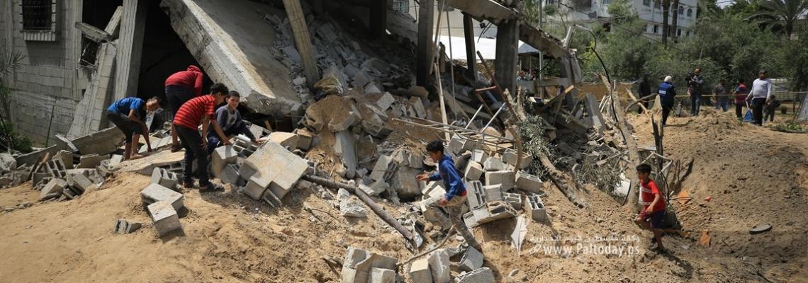 بالصور :آثار القصف الإسرائيلي على  منزل لعائلة بشير في بلدة دير البلح وسط قطاع غزة