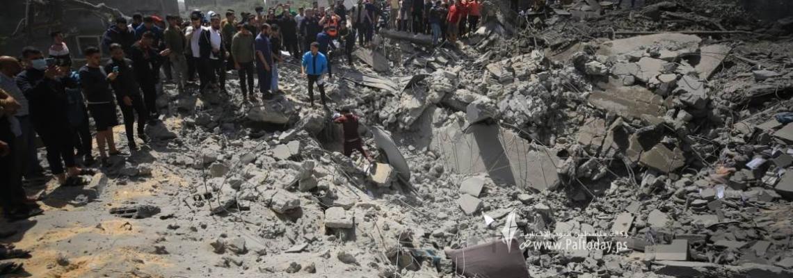 بالصور :دمار كبير جراء قصف طائرات الاحتلال منزلاً في مدينة بيت لاهيا شمال قطاع غزة