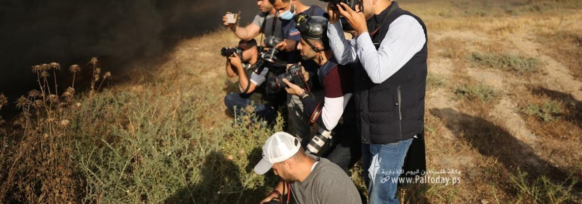 بالصور: الطواقم الصحفية خلال  تغطية مسيرة العلم الفلسطيني شرق مدينة غزة