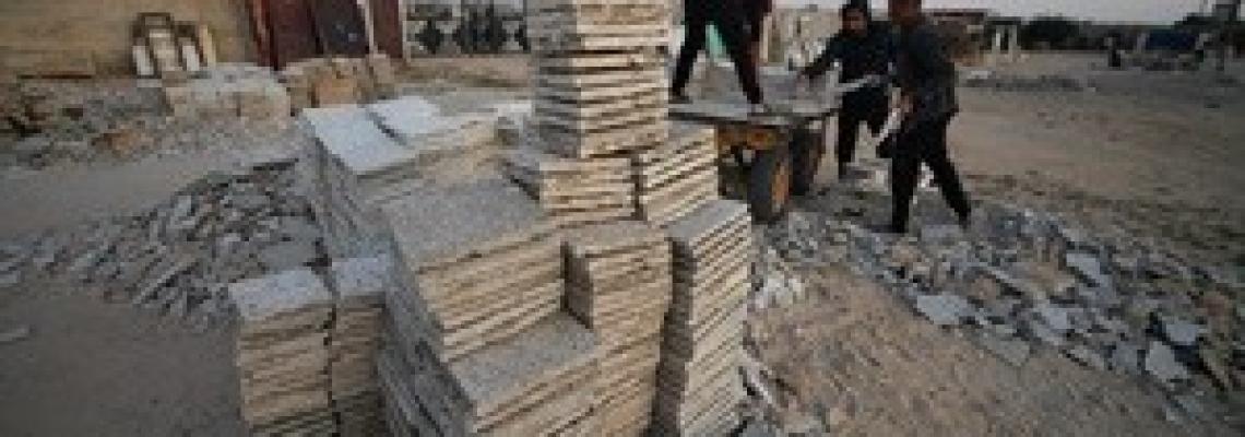 ترميم وبيع "البلاط المستخدم " مهنة مستحدثة في قطاع غزة مع تردي الأوضاع الإقتصادية