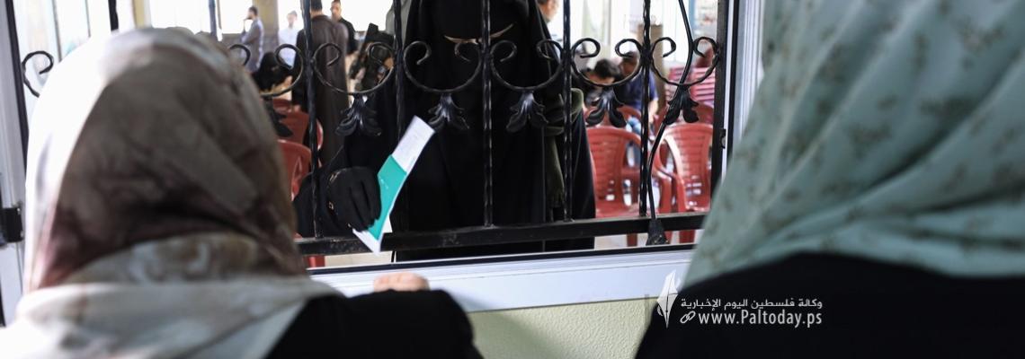 بالصور: جمعية الانصار الخيرية ومؤسسة شهيد الايرانية توزع مكرمة مالية على شهداء العدوان الاخير معركة ثأر الاحرار