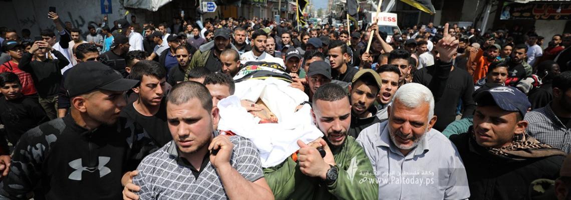 بالصور : غزة تودع الشهيد القائد خليل البهتيني وزوجنه وبنته في تشييع جماهيري مهيب