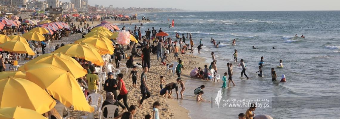 بالصور : مع انتهاء العام الدراسي 2023/2022م شاطئ بحر غزة المتنفّس الوحيد لأهالي القطاع المحاصر
