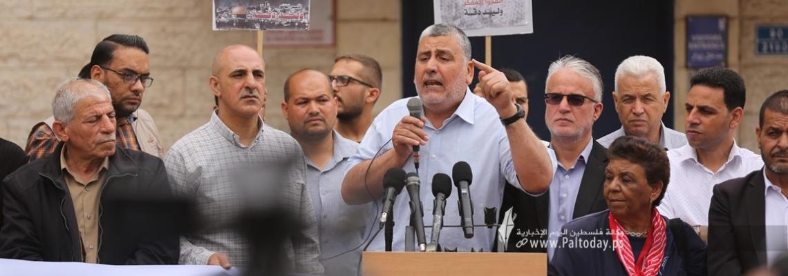 بالصور : مهجة القدس ومركز حنظلة ينظمان وقفة دعم وإسناد للأسير وليد دقة أمام مقر المندوب السامي غرب مدينة غزة