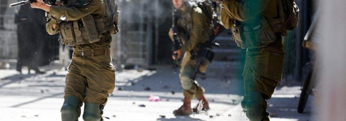 بالصور : مواجهات مستمرة بين شبان وقوات الاحتلال بمنطقة باب الزاوية في الخليل